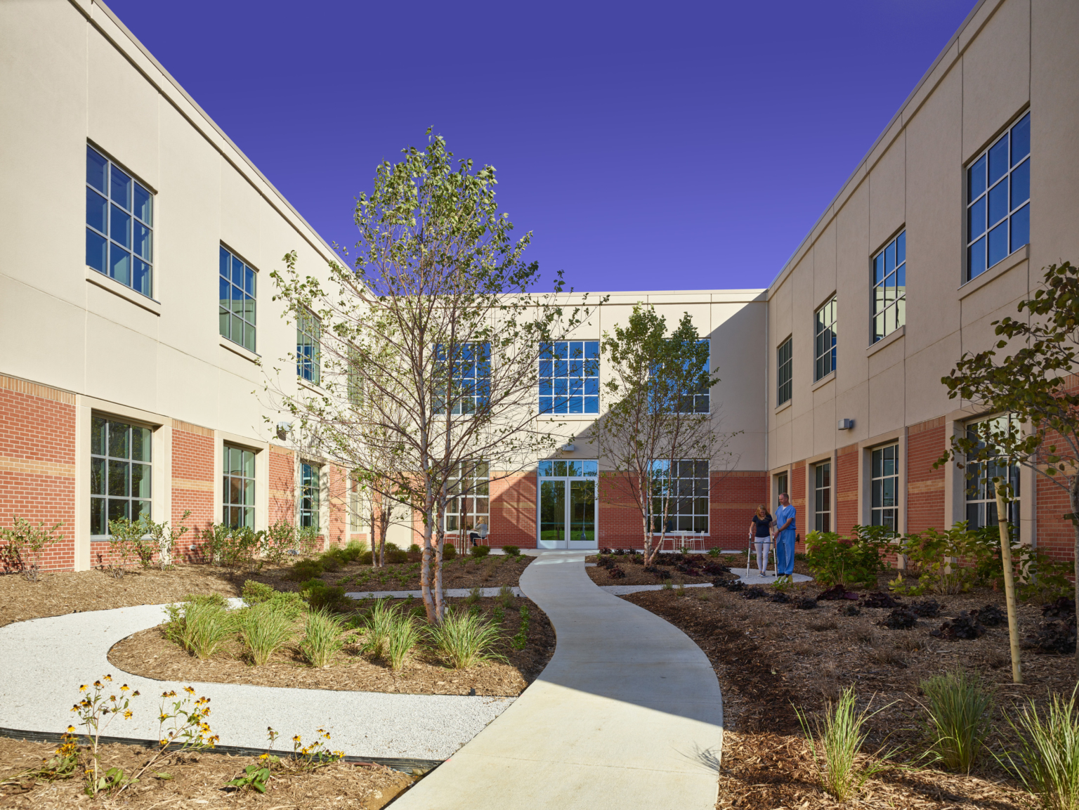 outdoor courtyard at Madonna Rehabilitation Hospital