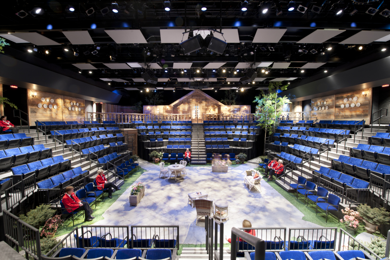 blackbox theater with 360 degree seating around a stage blackbox theater with 360 degree seating around a stage