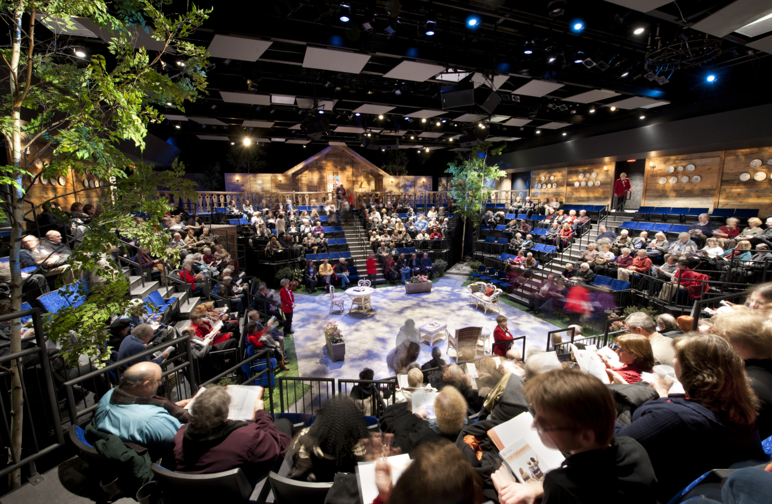 in the round theater with full house of patrons