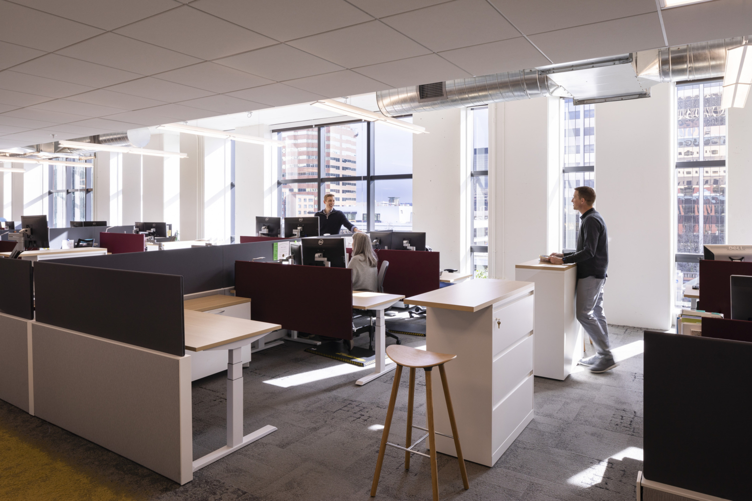 work stations along the perimeter of the floor plates work stations along the perimeter of the floor plates